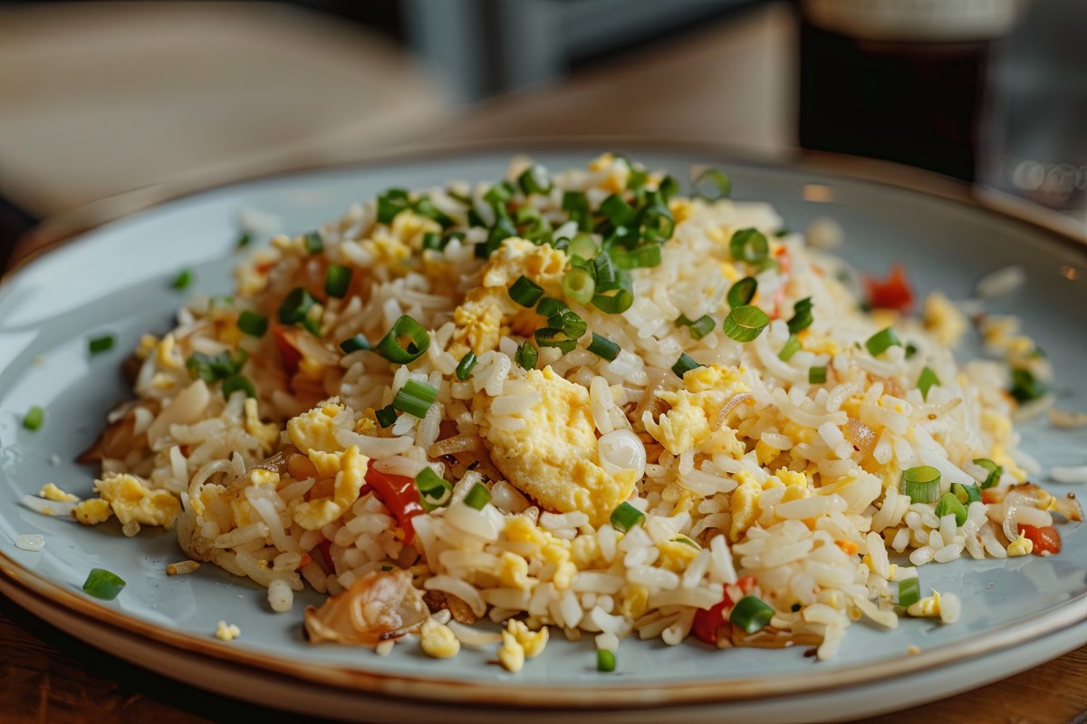 Plato con arroz frito con huevo y verduras.
