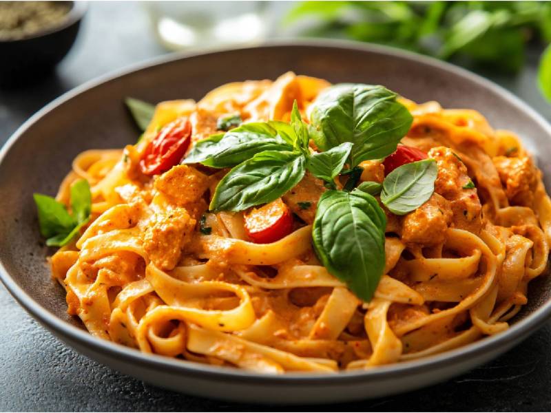Plato con una porción de Fideos Tikka Masala