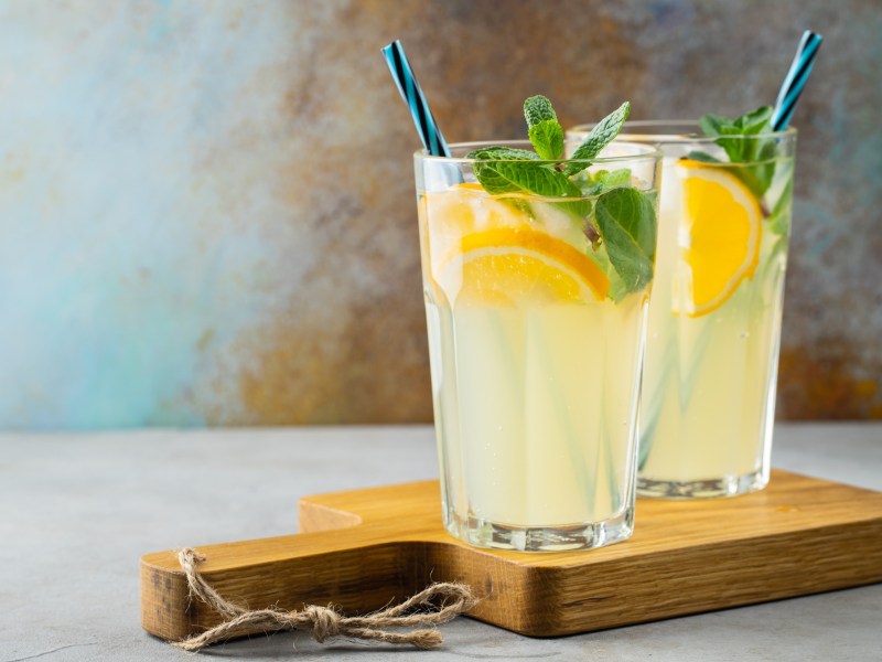Dos vasos de limonada de limón