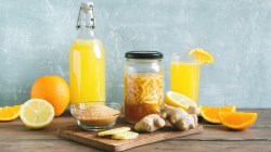 Preparación de ginger bug: un frasco con ginger bug, así como ginger beer e ingredientes.
