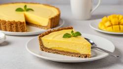 Tarta de crema de mango cortada en una mesa