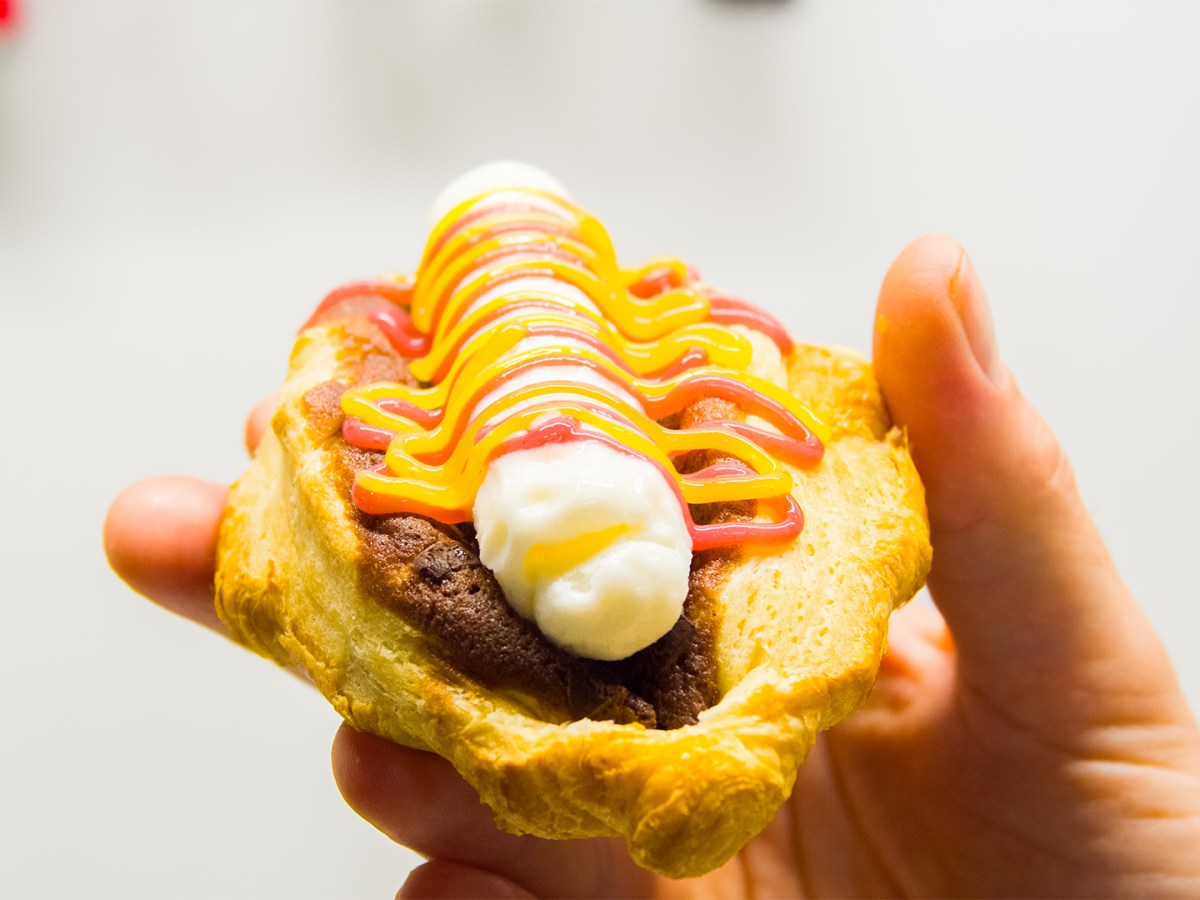 Hot dog relleno de helado de leche y masa de brownie en un croissant.